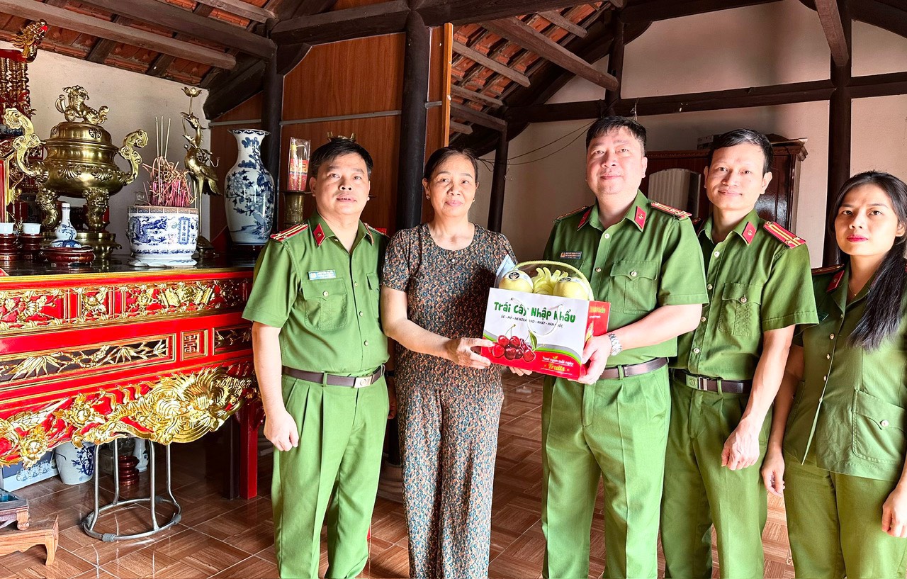 Hội phụ nữ Công an quận Hải An: Phối hợp tổ chức hoạt động thăm hỏi 11 gia đình thương bệnh binh, liệt sỹ và chính sách trên địa bàn quận